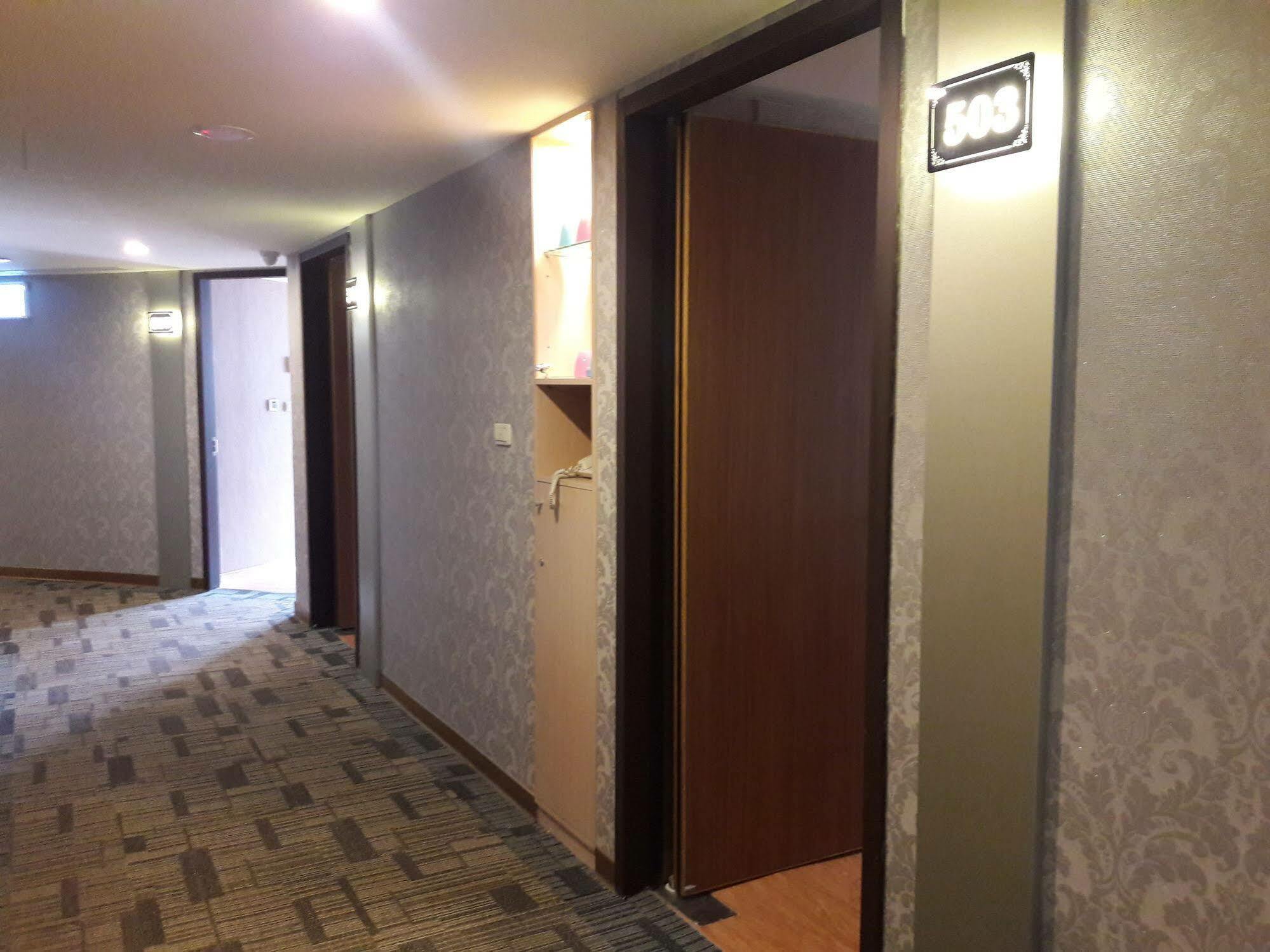 Mei Hotel Taichung Buitenkant foto